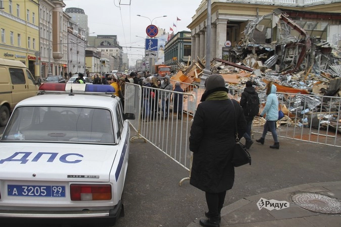 В итоге, на Новослободской, регулировщик на бессветофроном перекрестке, пробка из пешеходов и автомобилей. 