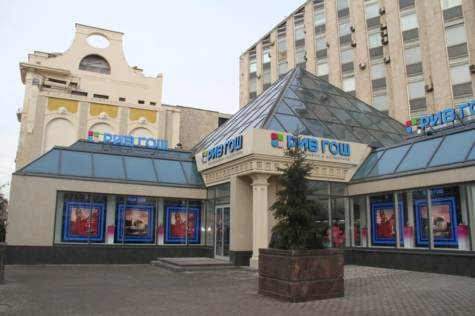 А на Пушкинской, знаменитая "пирамида", которая считалась одним из позорных пятен столицы, которая называлась главным объектом под снос... стоит в девственной неприкосновенности.