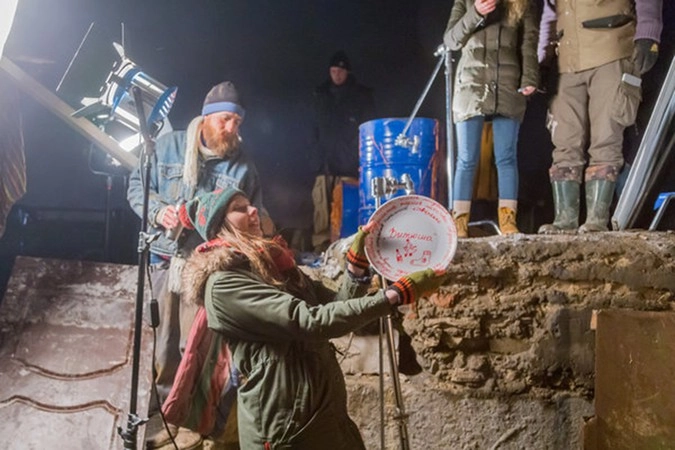 Конец съемок. Тарелка разбивается на счастье.