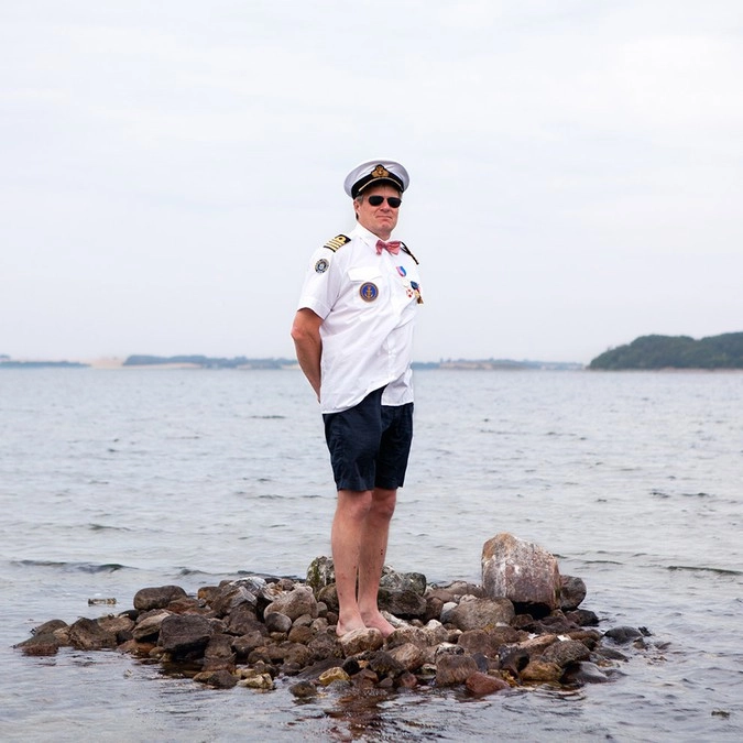 Часовой пояс королевства отстает на 12 минут от Датского времени.