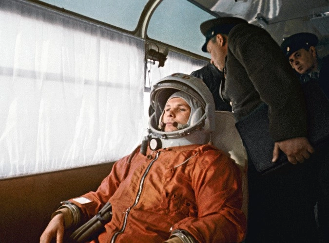 Космонавт Юрий Гагарин направляется в автобусе на космодром Байконур 12 апреля 1961 года.