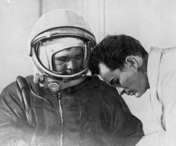Летчик-космонавт Юрий Алексеевич Гагарин перед стартом на космодроме утром 12 апреля 1961 года. Последняя проверка.