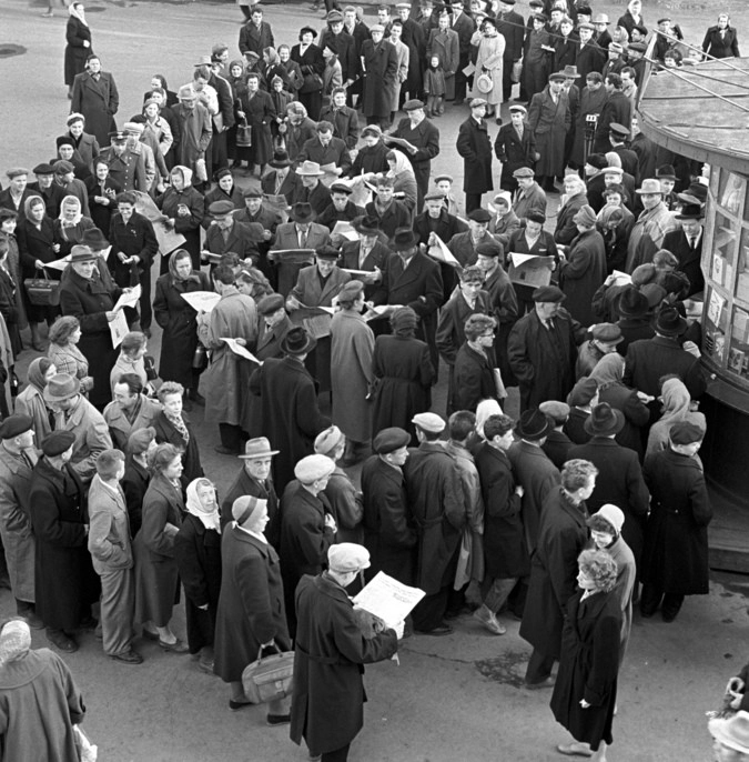 Трудящиеся Новосибирска следят за сообщениями в прессе о полете первого в мире летчика-космонавта Юрия Гагарина.