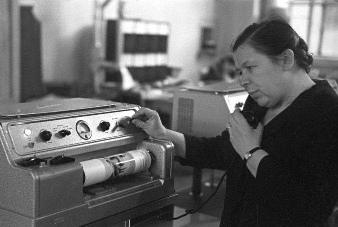 Сотрудница Центрального телеграфа принимает изображение летчика-космонавта Юрия Гагарина при помощи бильдаппарата.