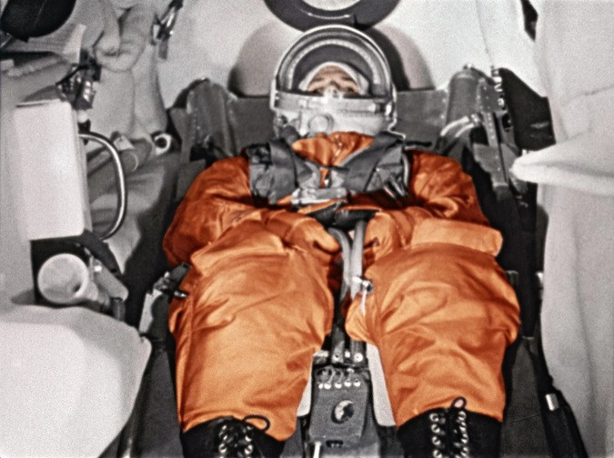Первый космонавт Земли Юрий Алексеевич Гагарин в кабине космического корабля «Восток» перед стартом. Космодром Байконур. 12 апреля 1961.
