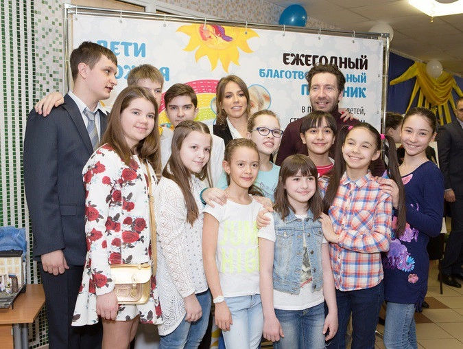 Телеведущие Юлия Барановская, Юрий Столяров вместе с ребятишками-аутистами и группой "Непоседы"