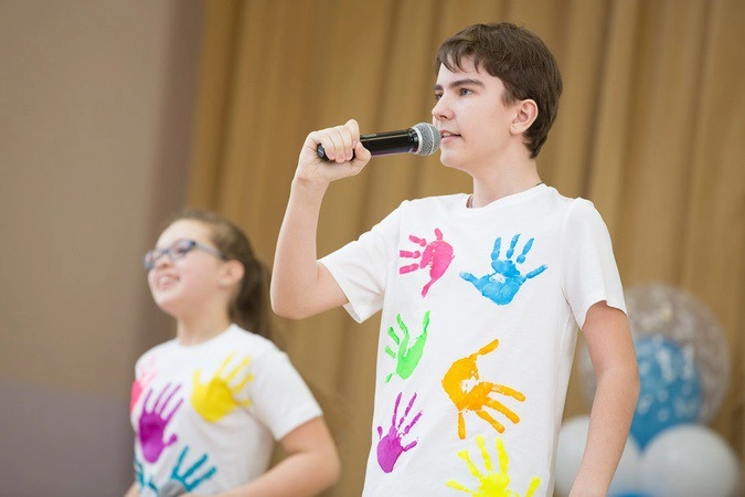 Дима Соболев - мальчик, страдающий аутизмом, поет вместе с группой "Непоседы"