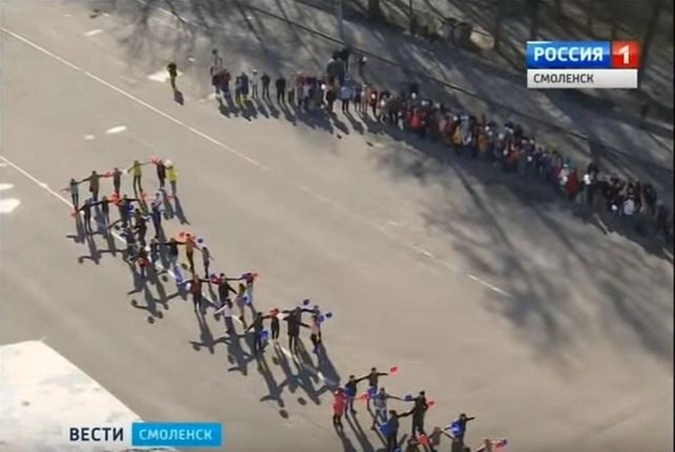 Танцевальный флэшмоб в Смоленске, устроенный в честь Дня космонавтики.