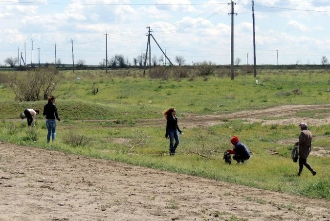 Воспитательная работа в Старо-Волжском психоневрологическом интернате красиво демонстрируется в Сети. Вот, например, воспитанники убираются на апрельском субботнике в нынешнем году. 