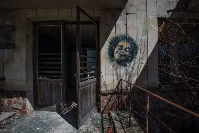 Современный портрет на здании бывшего ДК Энергетик в эвакуированном после аварии на ЧАЭС городе Припять в Чернобыльской зоне отчуждения.