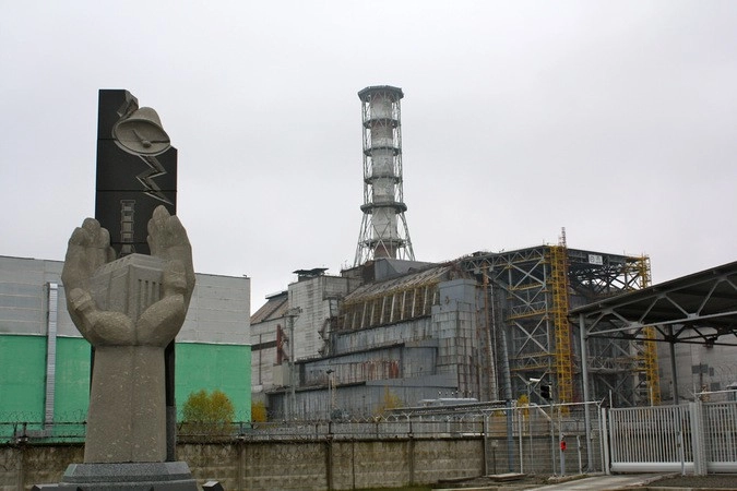 Памятник ликвидаторам последствий аварии на Чернобыльской АЭС.