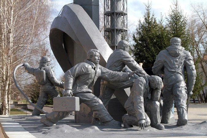 Памятник героям-пожарным в Чернобыле.