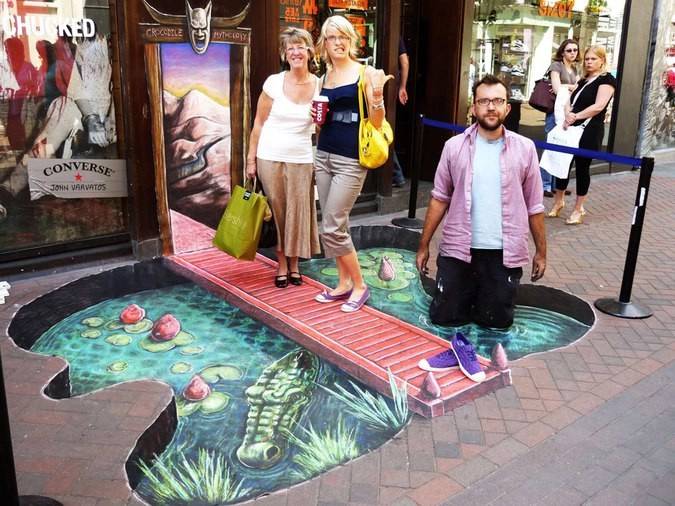 Карнаби стрит, Лондон. "Пруд с крокодилами" перед входом в магазин Lacoste