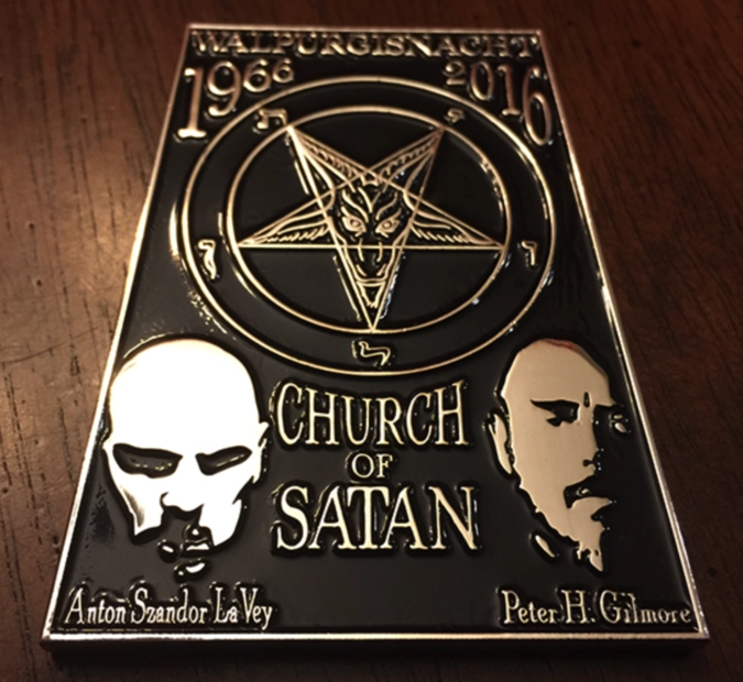 Памятный значок по случаю 50-летия «Церкви сатаны» 