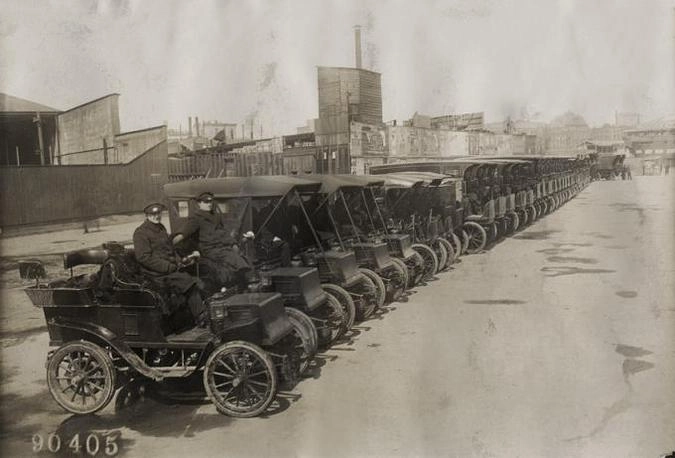 Водители New Yorker Edison Company позируют в электромобилях на Манхэттене, 1906 год