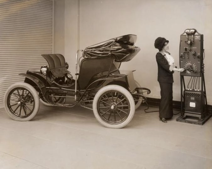 Автоледи заряжает батареи своей Columbia Mark 68 Victoria в 1912 году. Стоимость этого электромобиля составляла 1600 долларов США. На эти деньги можно было купить 64 повозки, запрягаемых лошадьми