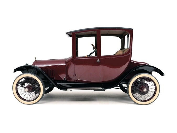 Первый в истории автомобиль с гибридным двигателем Dual Power Model 44 Coupe, разработан в 1911 году. Его стоимость составляла 2700 долларов