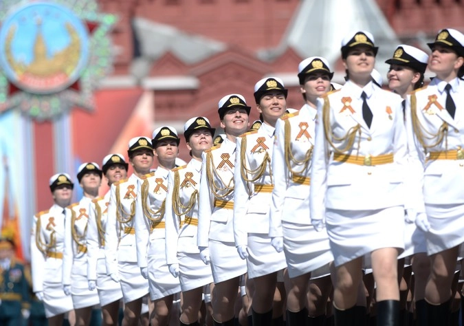 Cводный парадный расчет женщин-военнослужащих Военного университета министерства обороны РФ во время военного парада на Красной площади в честь 71-й годовщины Победы в Великой Отечественной войне 1941-1945 годов.