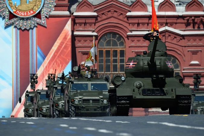 Танк Т-34-85 (справа) и бронеавтомобили "Тигр" во время военного парада на Красной площади в честь 71-й годовщины Победы в Великой Отечественной войне 1941-1945 годов.