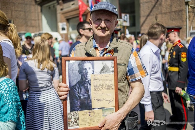 В рамке рядом с фотографией - похоронка на Марка Арумовича, дядю этого мужчины. Марк Арумович был убит под Калининым (сегодня Тверь) 2 марта 1942 года