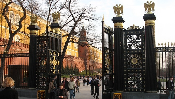 Среди узоров на решетке Александровского сада в Москве при желании можно отыскать экстремизм