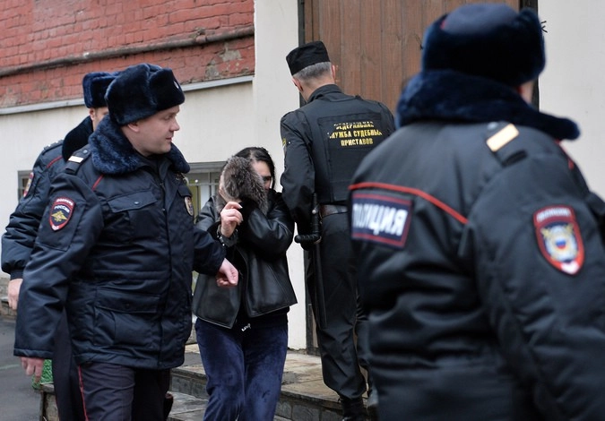 Судебные приставы выводят президента "Внешпромбанка" Ларису Маркус, арестованную по делу о мошенничестве, из здания Тверского суда Москвы.