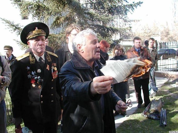 В ходе выступления Народного фронта «Севастополь-Крым-Россия» горит конституция Украины