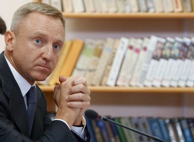 "Люди некоторые в министерстве образования (руководит им Дмитрий Ливанов), которые считают себя как-то вправе навязывать методики усреднительные, они, почему-то, ставят своей целью заниматься переформатированием вообще процесса образования, нежели заниматься насущными делами и проблемами" 