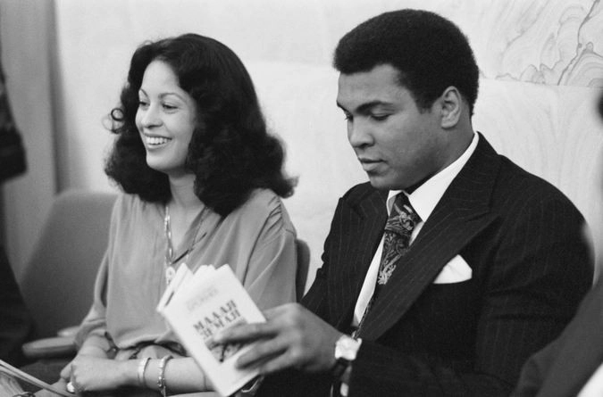 Мохаммед Али в спорткомитете СССР в Москве со своей женой Вероникой держит в руках книгк Л.И. Брежнева "Малая земля".