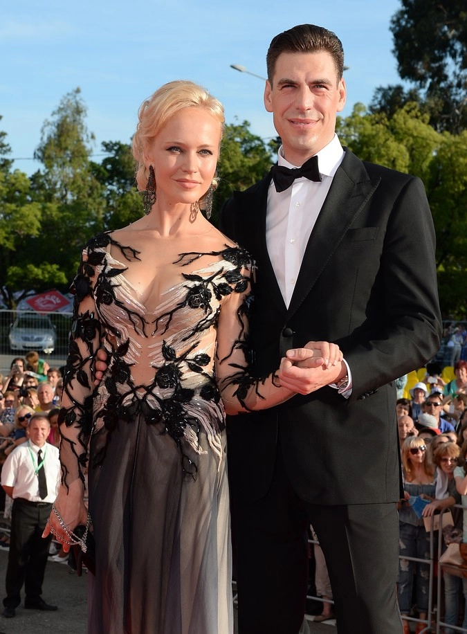 Актер Дмитрий Дюжев с супругой Татьяной на церемонии открытия 27-го Российского кинофестиваля "Кинотавр" в Сочи.