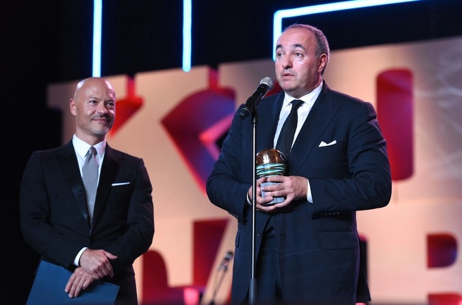 Президент кинофестиваля Александр Роднянский (справа) и председатель попечительского совета "Кинотавра", режиссер Федор Бондарчук на церемонии открытия 27-го Российского кинофестиваля "Кинотавр" в Сочи.