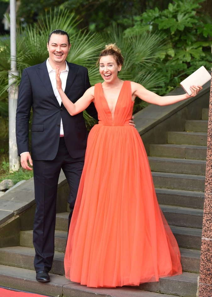 Член жюри программы "Короткий метр", режиссер Жора Крыжовников (Андрей Першин) с супругой актрисой Еленой Александровой на церемонии открытия 27-го Российского кинофестиваля "Кинотавр" в Сочи.