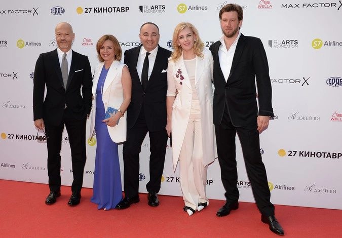 Председатель попечительского совета "Кинотавра", режиссер Федор Бондарчук, президент кинофестиваля Александр Роднянский с супругой Валерией и владелица галереи RusArt Марианна Сардарова с сыном Ратмиром (слева направо) на церемонии открытия 27-го Российского кинофестиваля "Кинотавр" в Сочи.