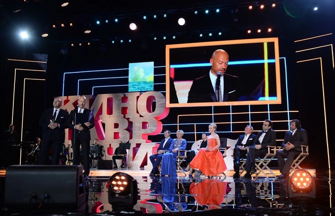 Президент кинофестиваля Александр Роднянский, председатель попечительского совета "Кинотавра", режиссер Федор Бондарчук (слева направо) и члены жюри на церемонии открытия 27-го Российского кинофестиваля "Кинотавр" в Сочи.