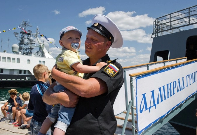 Член экипажа сторожевого корабля "Адмирал Григорович" во время прибытия корабля в Севастополь.