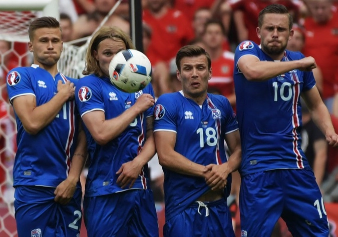 Игроки сборной Исландии Арнор Траустасон, Биркир Бьярнасон, Эльмар Бьярнасон и Гилфи Сигурдссон.