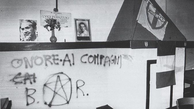 Интерьер после нападения боевиков «Красных бригад»