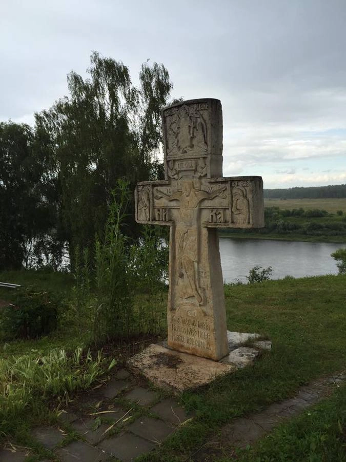 Крест рядом с собором Петра и Павла с видом на Оку.