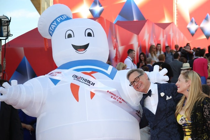 Режиссёр Пол Фиг с Зефирным человеком на красной дорожке 38-го Московского кинофестиваля