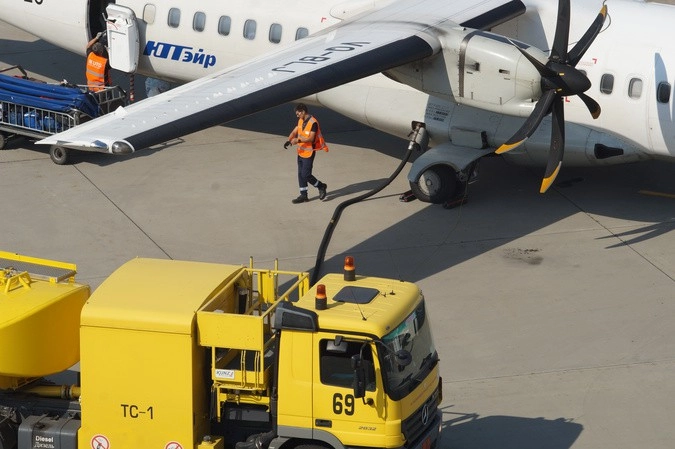 Для сокращения времени, которое самолет проводит на земле, все необходимые работы по его подготовке к следующему рейсу, включая заправку, загрузку и технический контроль, производятся одновременно. 