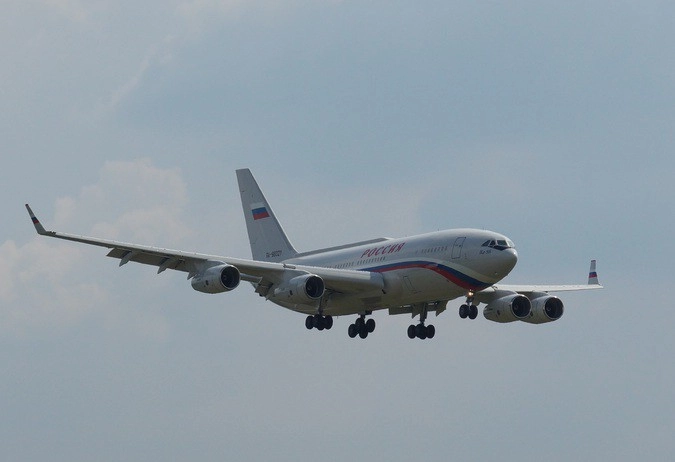 Ил-96 заходит на посадку во Внуково 