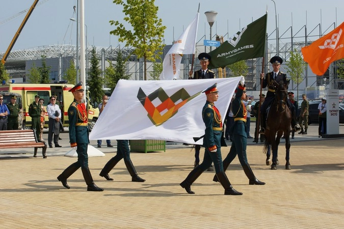 Подготовка к поднятию флага АРМИ-2016