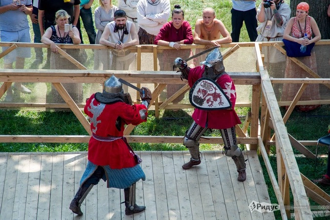 Поединок средневековых рыцарей 