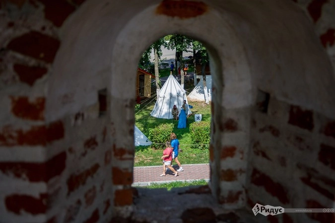 Вид на лагерь реконструкторов из бойницы Кремля