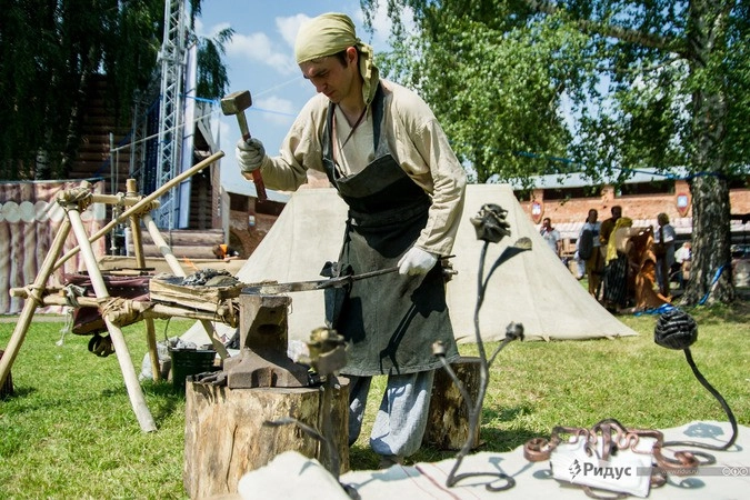 Кузнец в лагере реконструкторов