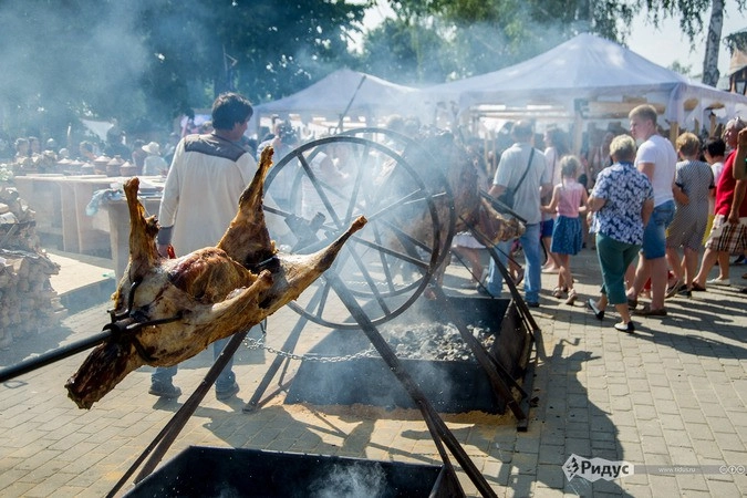 Для гостей были поджарены туша коровы и барана по традиции средневековья