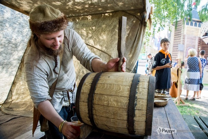 Настоящий квас разливали из бочек, он отличался от магазинного ярким ароматом, выраженной кислинкой и отсутствием сахара
