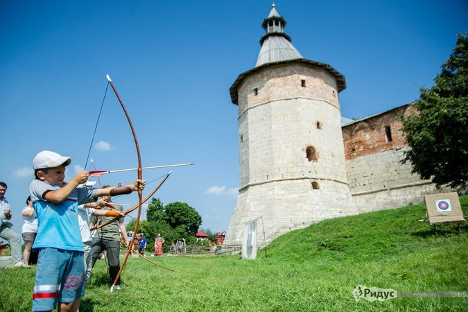 Под стенами Зарайского кремля проходит обучение стрельбе из лука