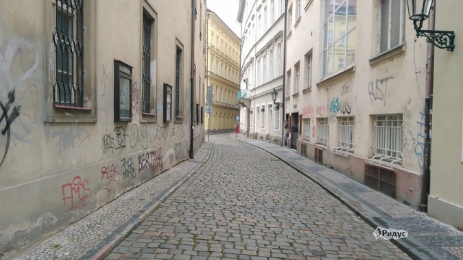 Прага. В трех минутах ходьбы от Карлова моста.