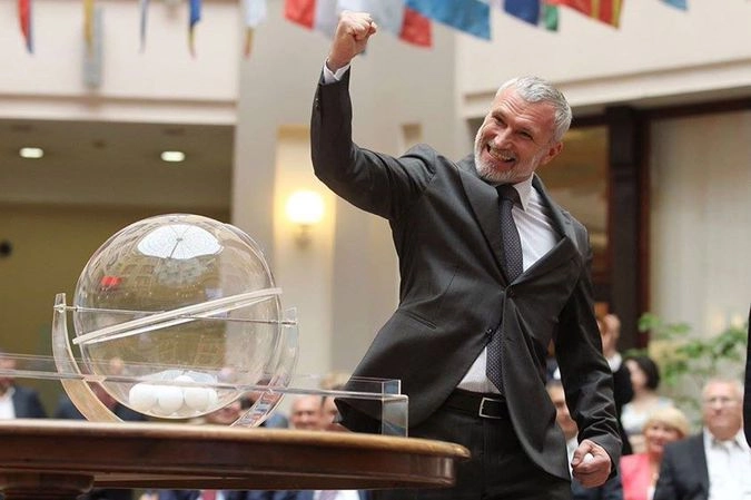 Председатель «Родины» Алексей Журавлев вытянул из лототрона шар с первым номером.